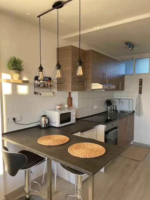 Golden Hour Beachfront Apartemen *