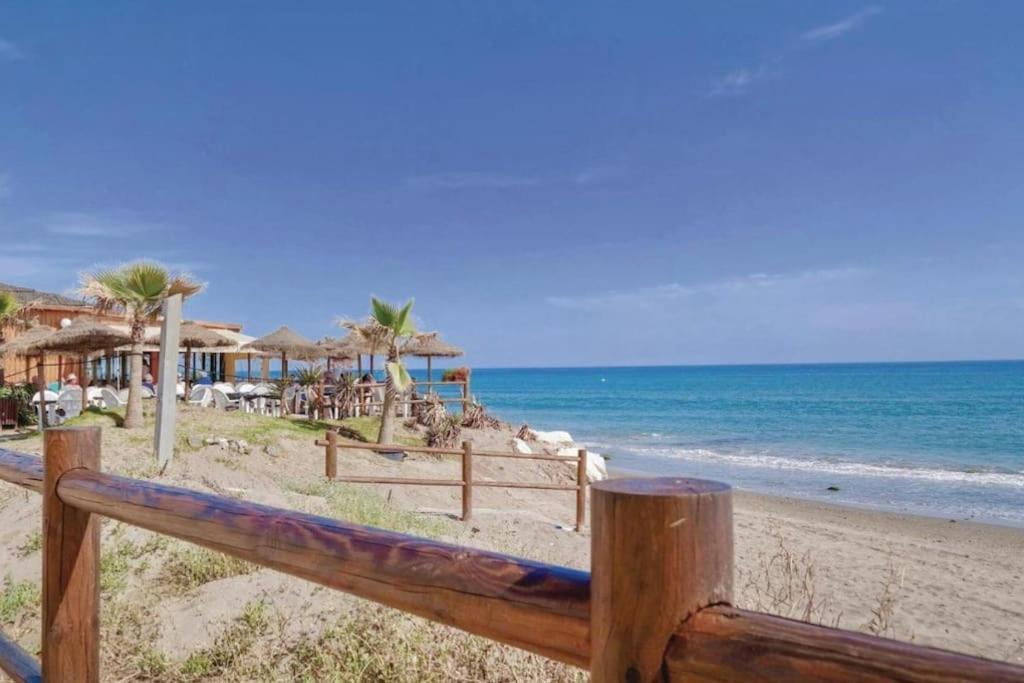 Golden Hour Beachfront Apartemen *